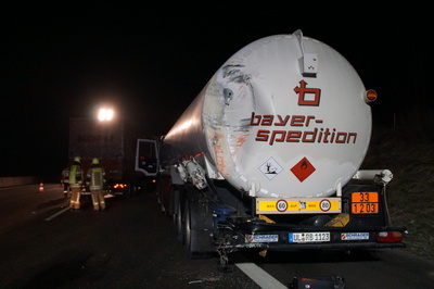 A8 Rutesheim: LKW uebersieht Tankzug - 1 leicht verletzte Person